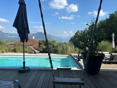 Contemporary wooden villa, clear view of Lake and mountains.
With spa & pool.