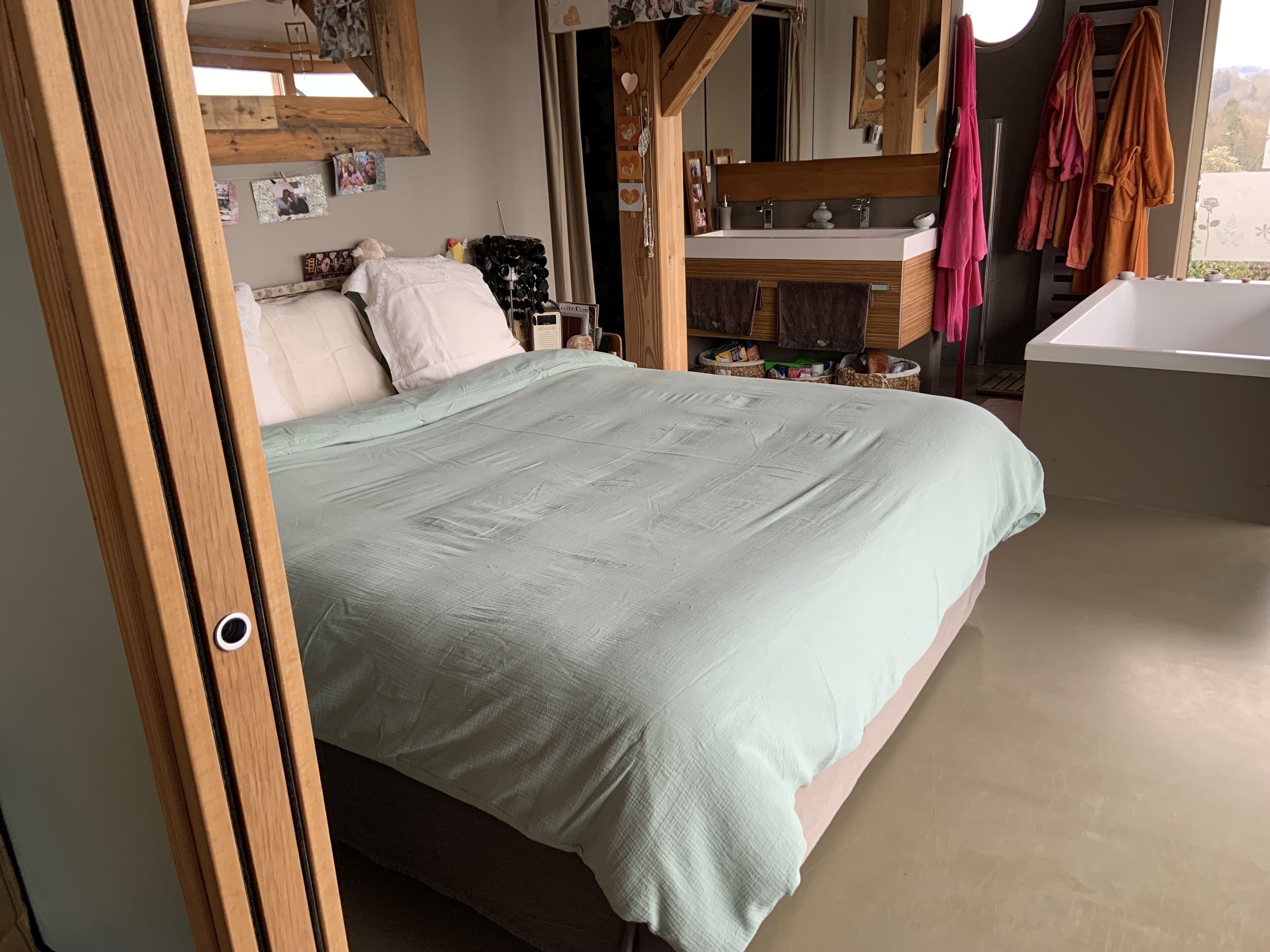 Contemporary wooden villa, open view of Lake Annecy and its mountains.