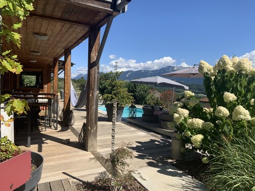 Villa contemporaine en bois, vue panoramique sur lac d'Annecy et ses montagnes.