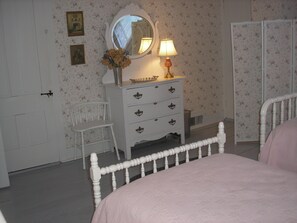 4 chambres, bureau, fer et planche à repasser, lit parapluie