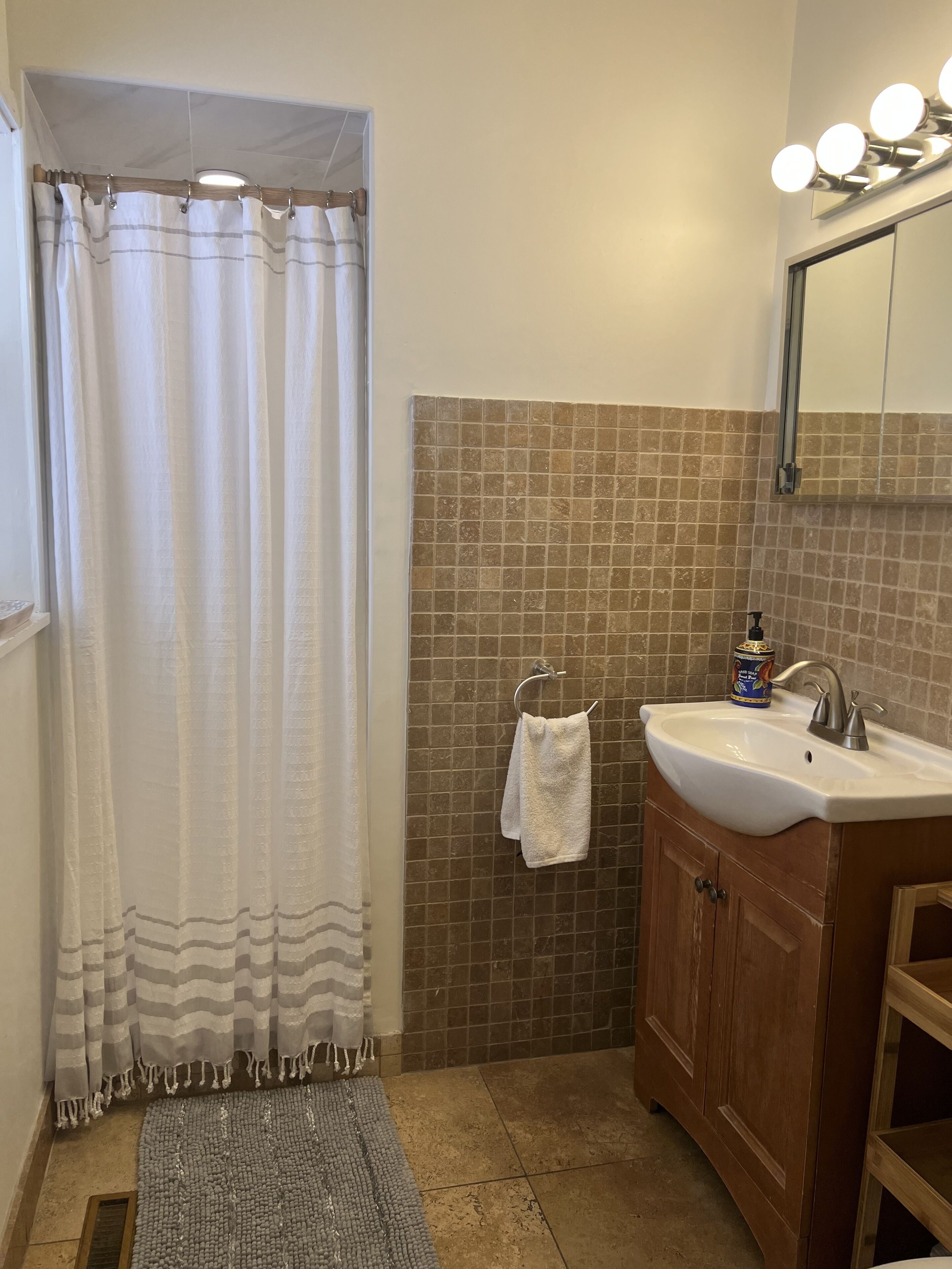 Walk to Plaza and Canyon - Private & Comfortable; Perfect for family and friends