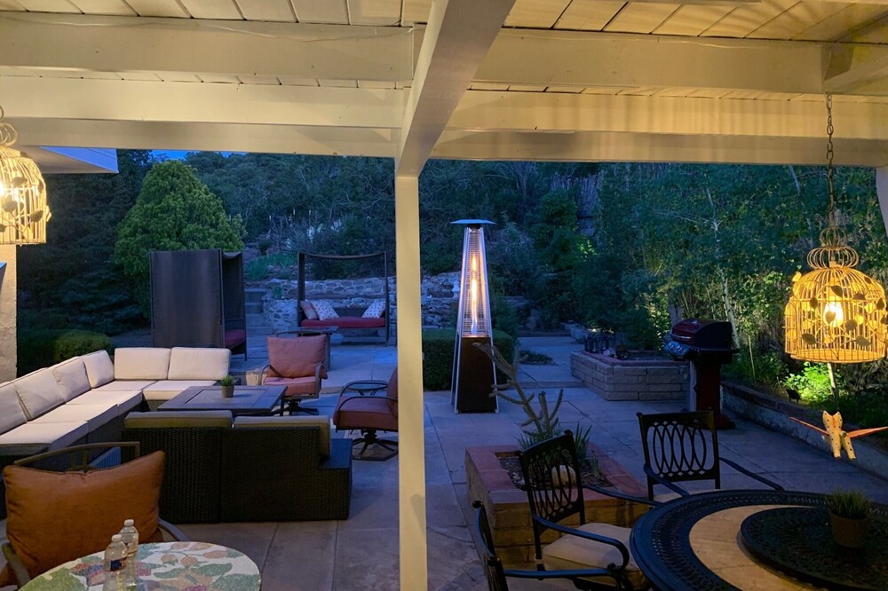 Walk to Plaza and Canyon - Private & Comfortable; Perfect for family and friends