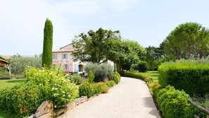 المنطقة المحيطة بالمنشأة