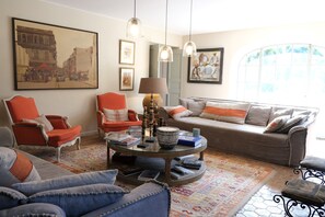 Een televisie, een open haard, tafelvoetbal en een tafeltennistafel