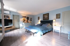 6 slaapkamers, een strijkplank/strijkijzer, reisbedje, gratis wifi