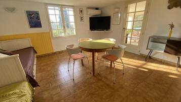 2 chambres, coffres-forts dans les chambres, fer et planche à repasser