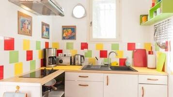 Réfrigérateur, micro-ondes, four, plaque de cuisson