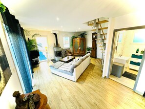 TV, fireplace, books, stereo