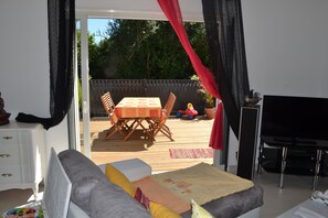 TV, fireplace, books, stereo
