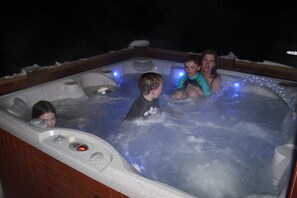 Outdoor spa tub - 4 bed, Half mile  to town, 2 Fireplaces, Hot Tub, Pool Table, Heated Garage, (Breckenridge)