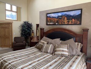 4 bedrooms, desk, iron/ironing board, WiFi