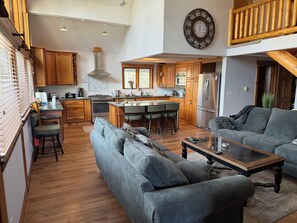 Televisio, takka, DVD-soitin, stereot