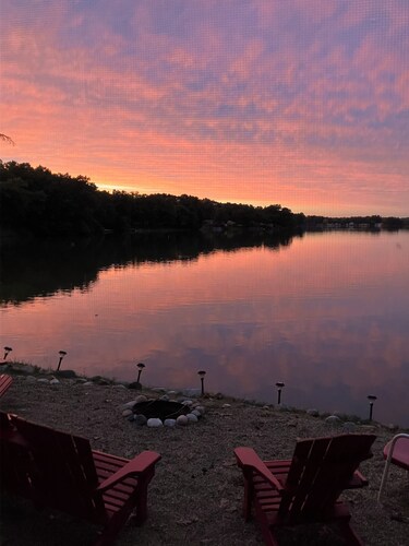 Cozy cabin w fab lake view. July 17-24 open. Pontoon, fishing, campfire! Pets ok