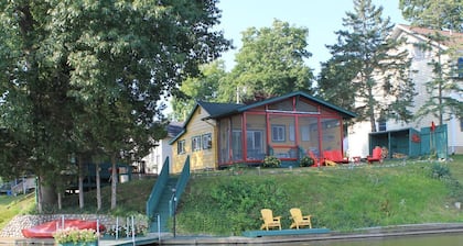 Cozy cabin w huge screen porch--lake view. Pontoon, firepit, fishing. Pets ok! 