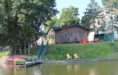 Cozy cabin w lake view. Book now for Fall. Pumpkins, apples, campfire. Pets ok!