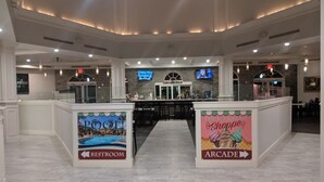 Eine Lobby mit Pool, Spielhalle und Toiletten.