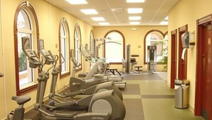 Ein Fitnessraum eines Hotels mit Laufbändern, Crosstrainern und Gewichten.