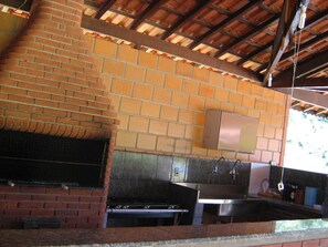 Réfrigérateur, micro-ondes, plaque de cuisson, grille-pain