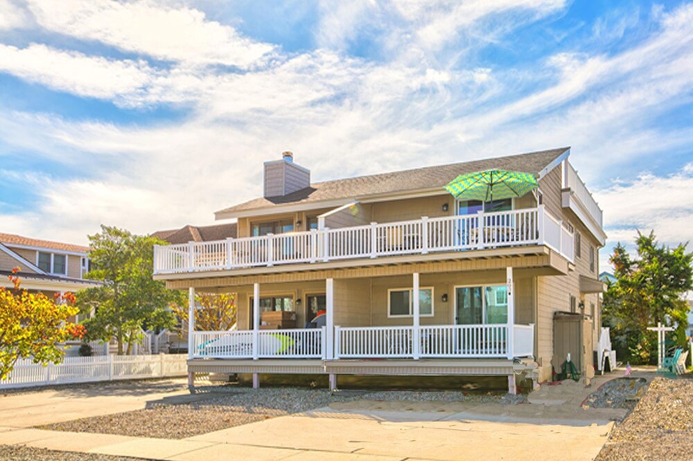 Family Fun at the Shore! Walk to Beach, Bay, Town!