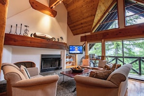 Fernseher, Kamin, Stereoanlage