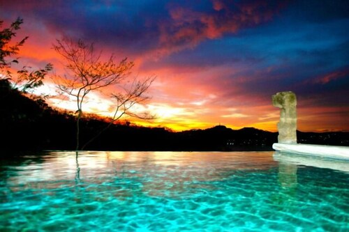 Casa Sueños: Stunning Bay-view Retreat • Infinity Pool • Walk to Town • Sleeps 9