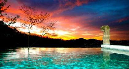 Casa Sueños: Stunning Bay-view Retreat • Infinity Pool • Walk to Town • Sleeps 9