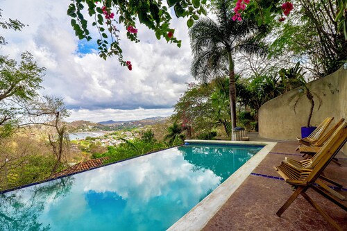 Casa Sueños: Stunning Bay-view Retreat • Infinity Pool • Walk to Town • Sleeps 9