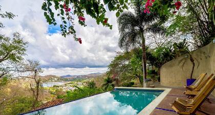 Le paradis des surfeurs! Belle vue sur l'océan maison avec piscine à débordement