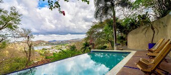 Casa Sueños: Stunning Bay-view Retreat • Infinity Pool • Walk to Town • Sleeps 9