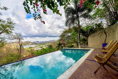 Casa Sueños: Stunning Bay-view Retreat • Infinity Pool • Walk to Town • Sleeps 9