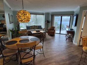 Smart-TV, DVD-Player, Stereoanlage