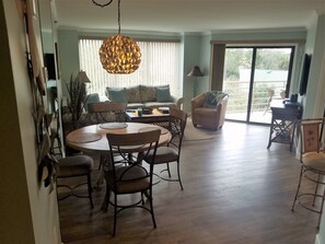 Dining - 2 FREE DAILY Hours of Tennis or Pickleball...2 Oceanfront pools, with hot tubs,  (Hilton Head Island)