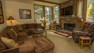 Fernseher, Kamin, DVD-Player