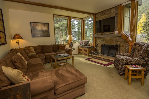 Taos Ski Valley 2 Bdrm/Sleeps 6/Directly Next Door To The Children's Ski School