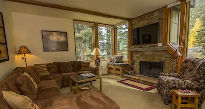 Taos Ski Valley 2 Bdrm/Sleeps 6/Directly Next Door To The Children's Ski School