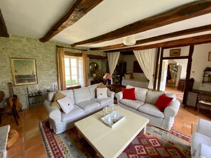 Téléviseur connecté, foyer, lecteur de DVD, table de ping-pong