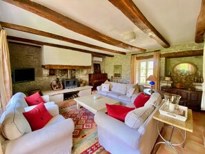 Téléviseur connecté, foyer, lecteur de DVD, table de ping-pong