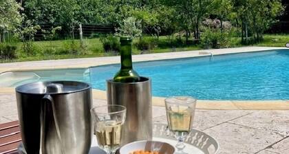 Ferme en pierre adaptée aux enfants et aux animaux avec piscine privée sur 2 hectares