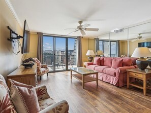 TV connectée, lecteur de DVD, livres, médiathèque