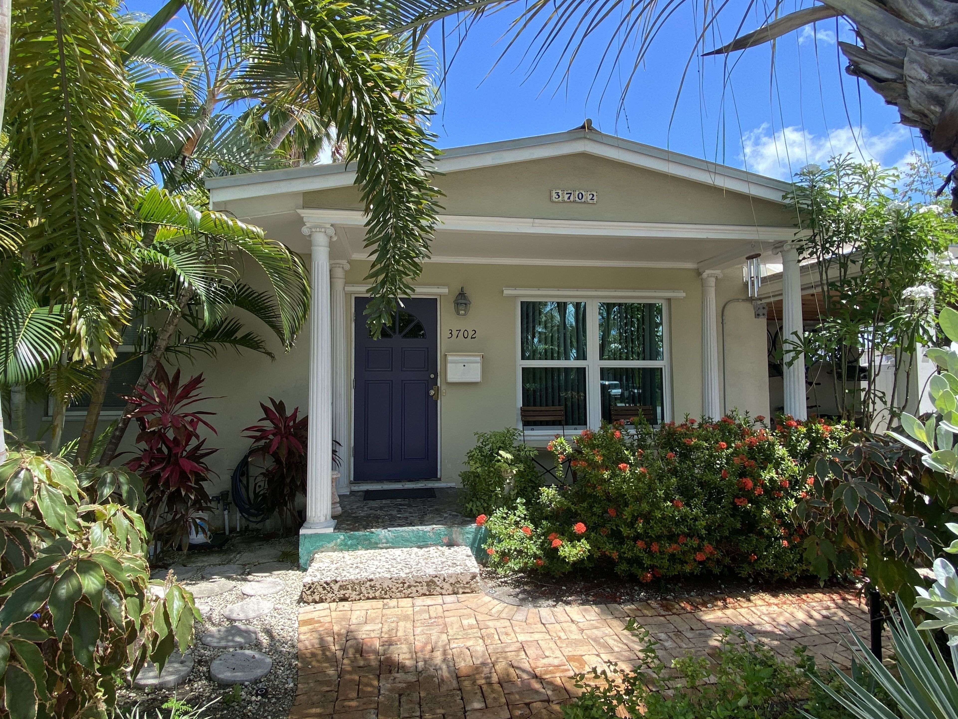 Single Family Home, 3 Bedroom, 2 Baths, Pool. Great Value!