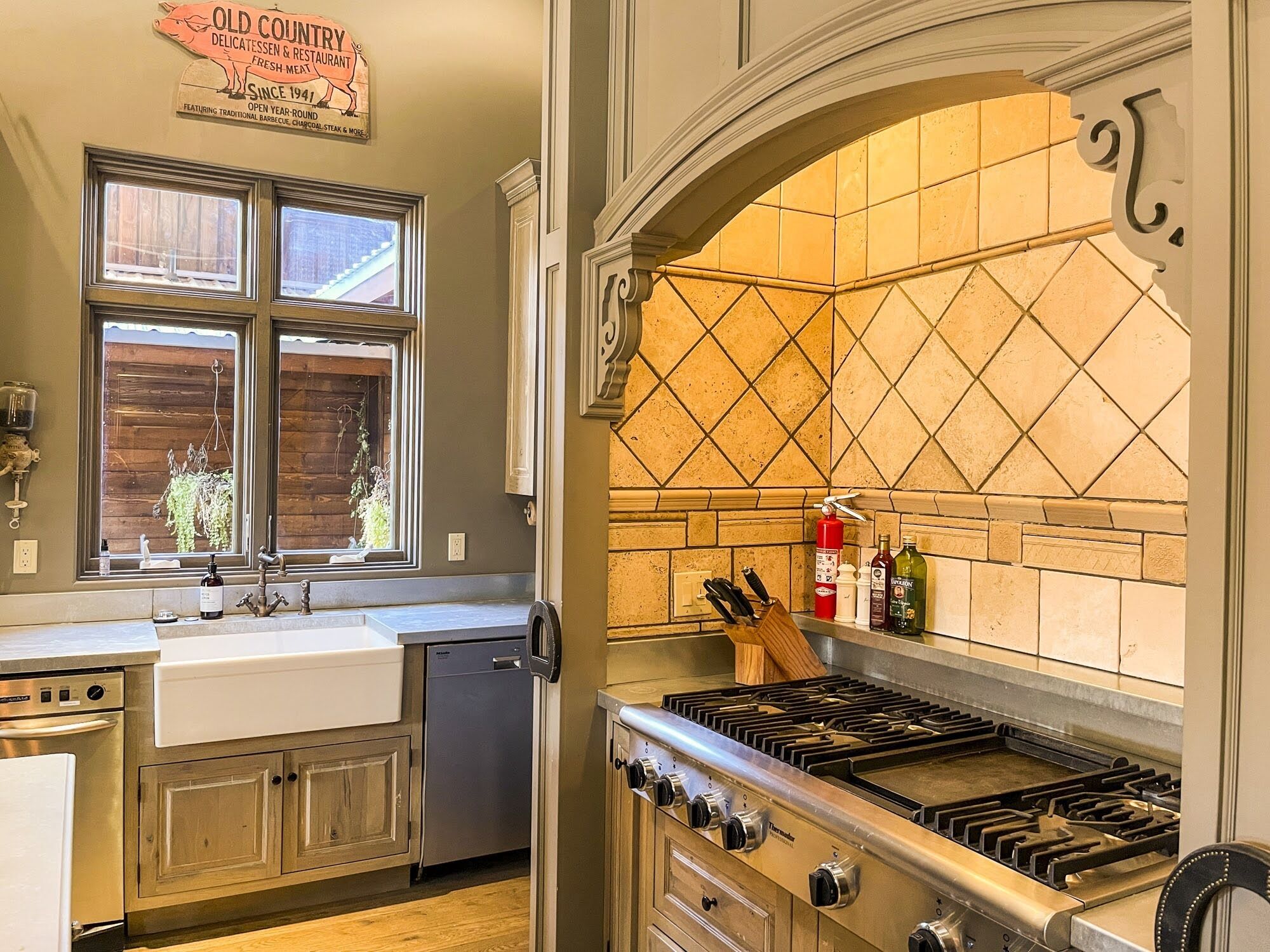   Country House with pool and hot tub on river 