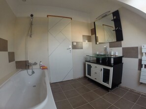 Badewanne, Haartrockner, Handtücher, Seife