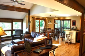 Smart TV, chimenea, reproductor de DVD y videoteca 