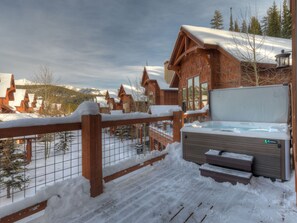 Outdoor spa tub - Big Sky Vacation Rentals: Black Eagle 31 (Big Sky)