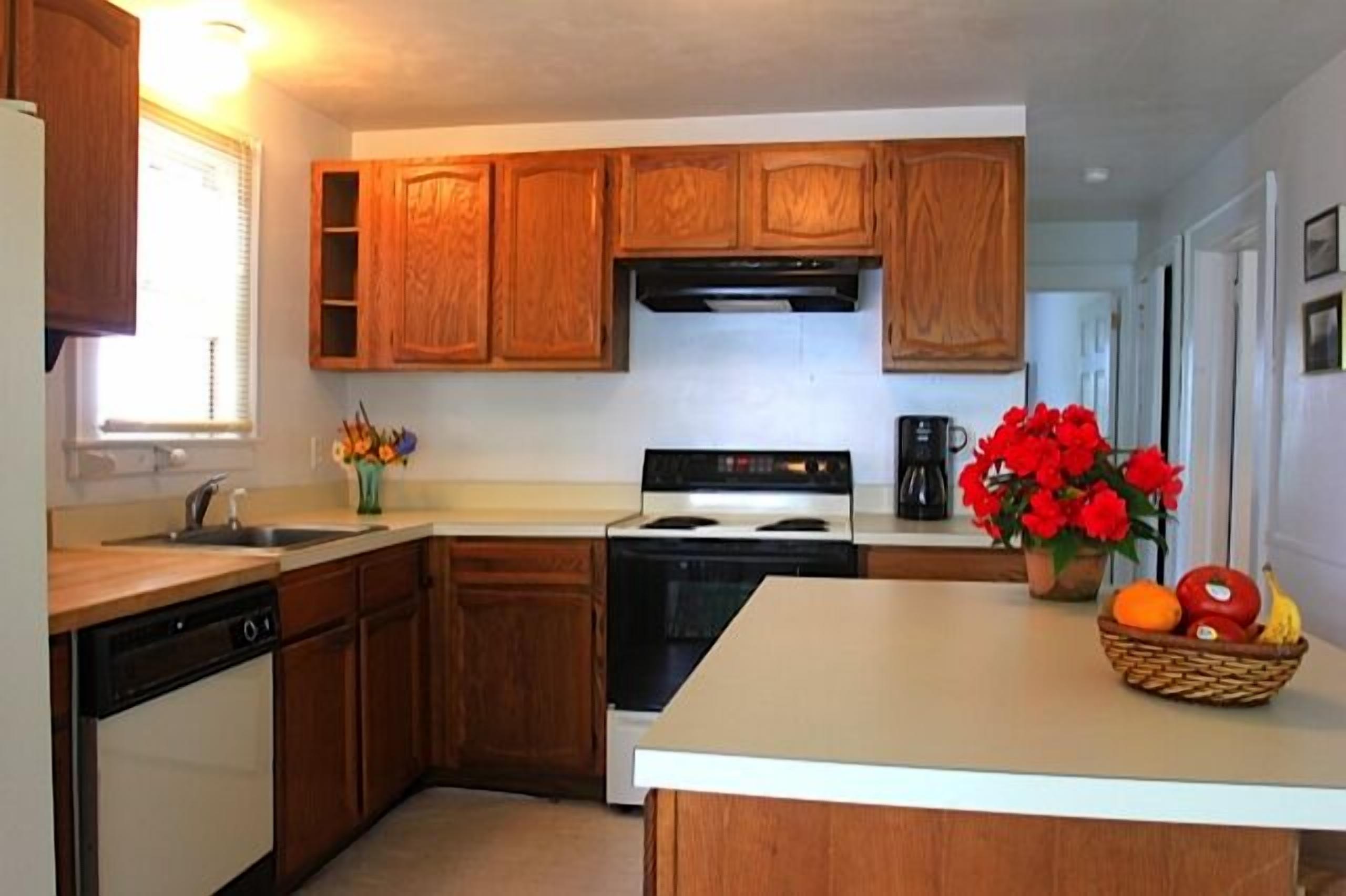 Lovely Connecticut Beach Community Home -Upgraded,Sleeps 11