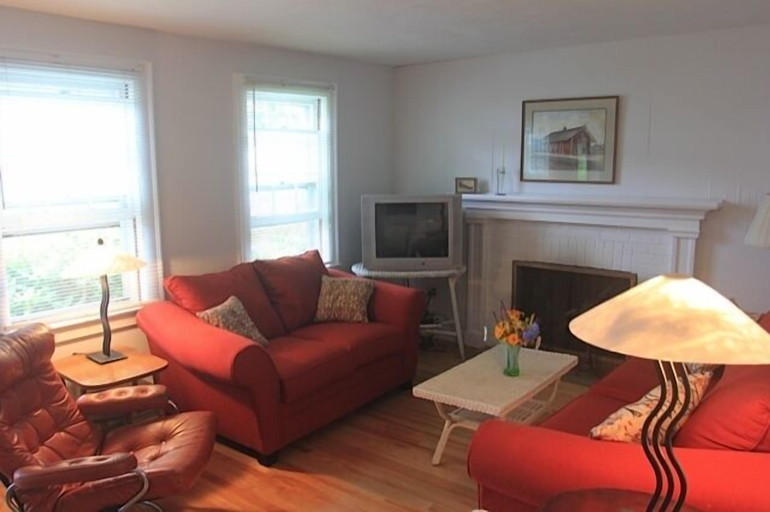 Lovely Connecticut Beach Community Home -Upgraded,Sleeps 11