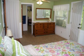 2 bedrooms, iron/ironing board, free WiFi, bed sheets - Riverfront Home, close to beach and restaurants (Monte Rio)