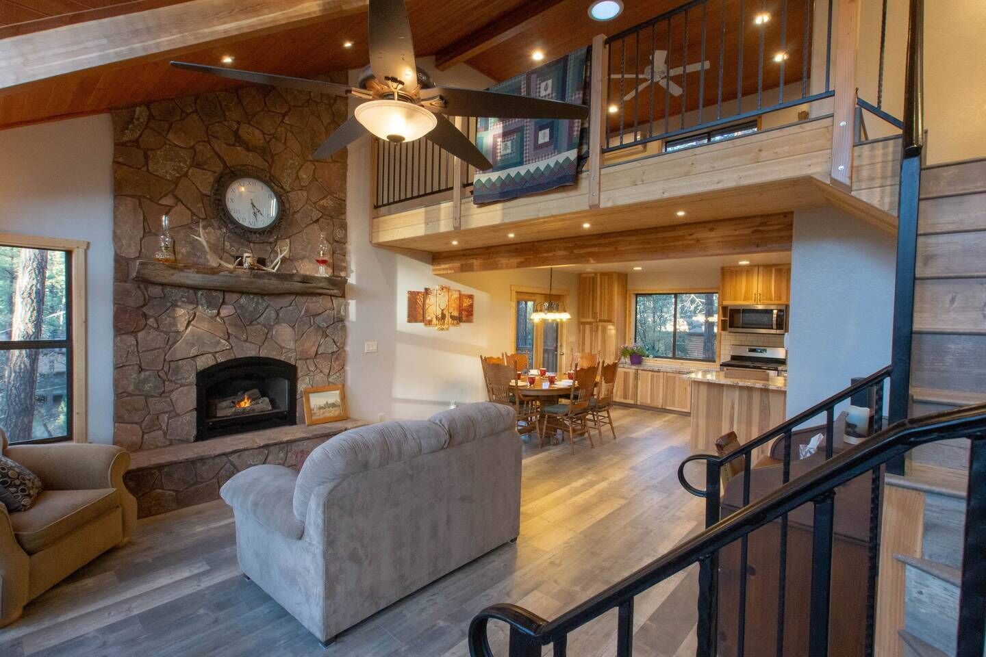 Spacious Chalet Retreat, 3 Decks, Great for families and couples staycations!