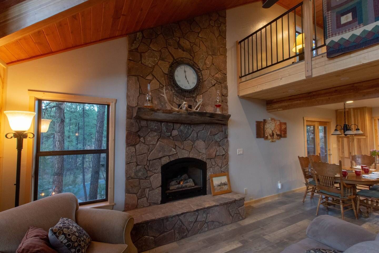 Spacious Chalet Retreat, 3 Decks, Great for families and couples staycations!