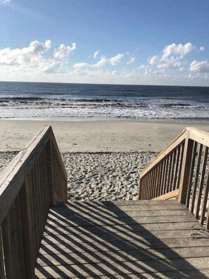 Beach nearby, sun loungers - JUST STEPS TO THE BEACH ! (Ocean Isle Beach)
